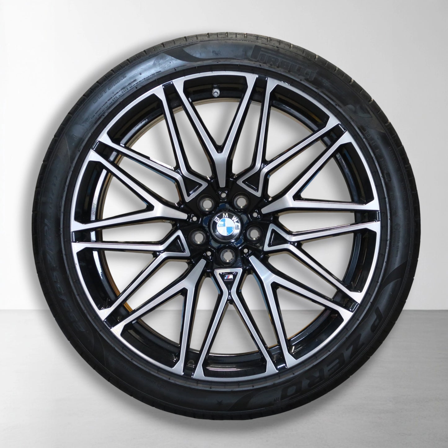 Originele lichtmetalen velg met zomerband, zwart-zilver spaakvelg met BMW-logo.