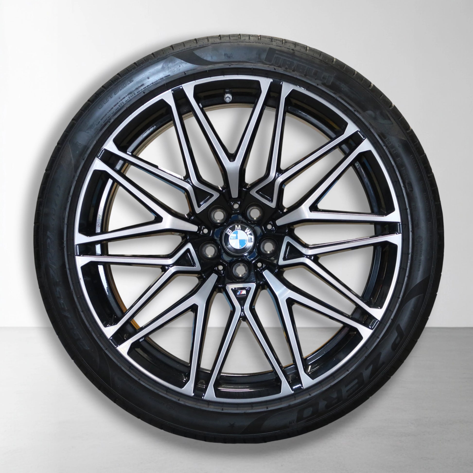Originele lichtmetalen velg met zomerband, zwart-zilver spaakvelg met BMW-logo.