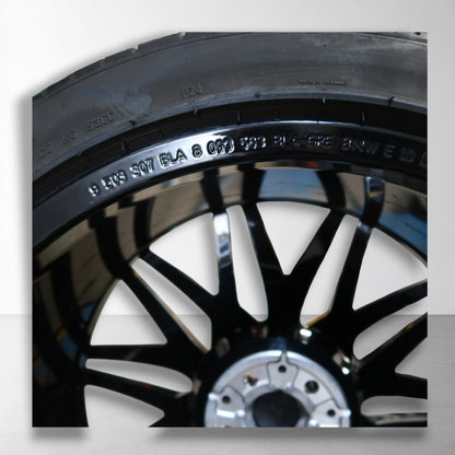Originele lichtmetalen velg met zomerband, close-up van bandrand en zwarte spaken.