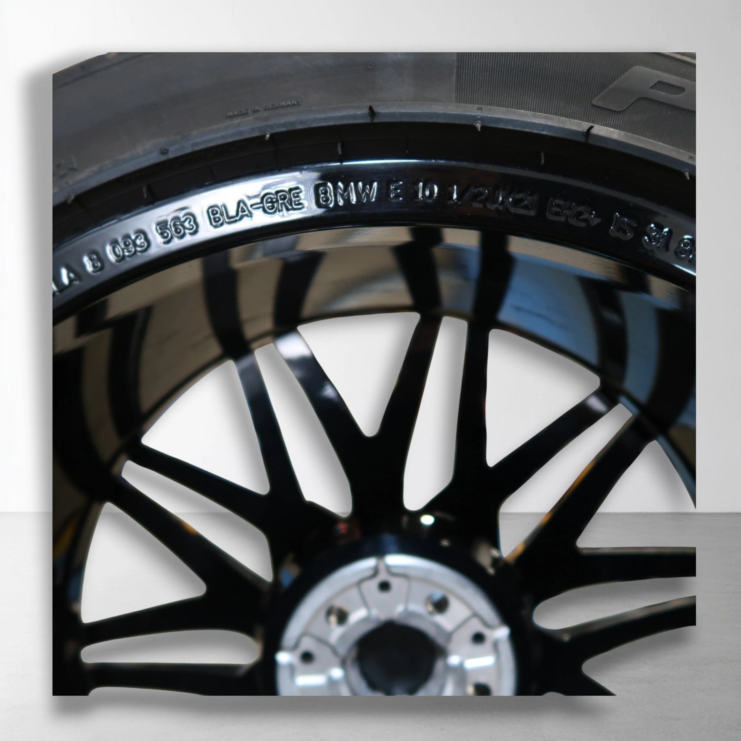 Originele lichtmetalen velg met zomerband, close-up met naaf en zwart-zilver spaken.