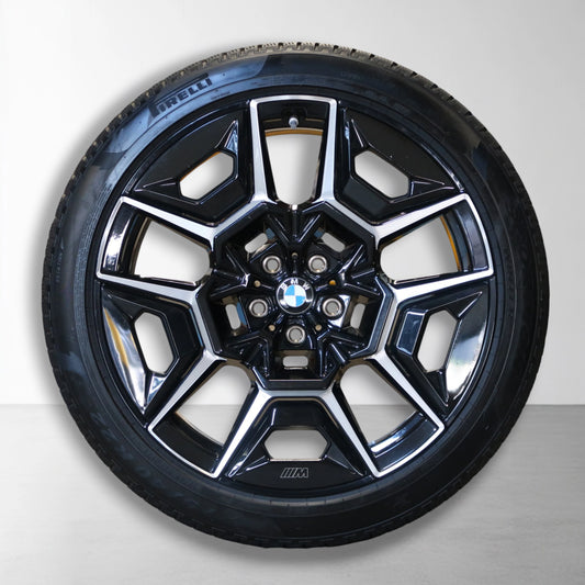 Enkele 22 inch velg met zwart-zilveren spaken en gemonteerde winterband