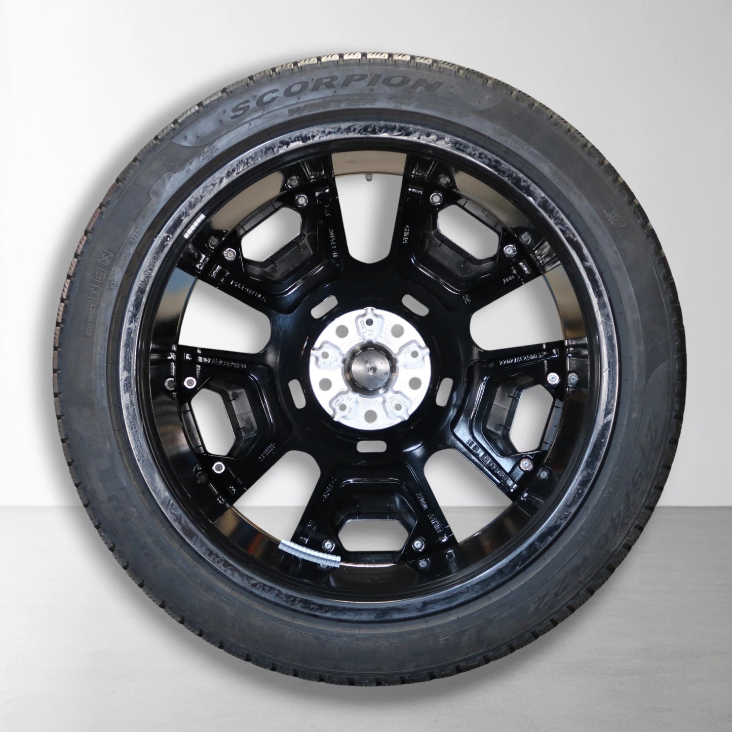 22 inch velg met zwarte spaken en zilveren naafring, gemonteerde winterband