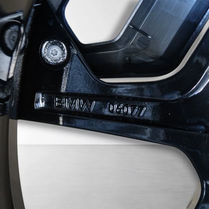 BMW velg met zwarte rand en middennaaf, detail van gegraveerde stempel