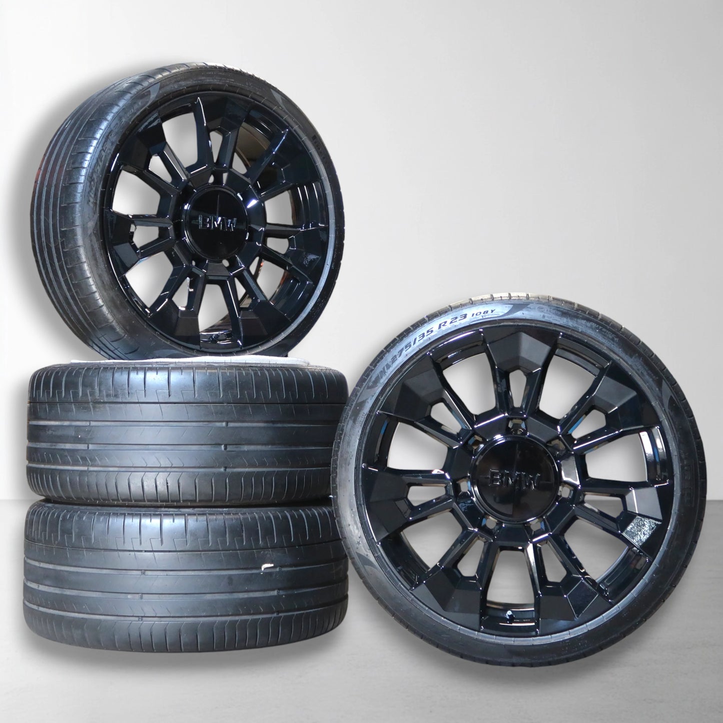 Zwarte BMW-velg met band, samen met losse band en velg opstelling