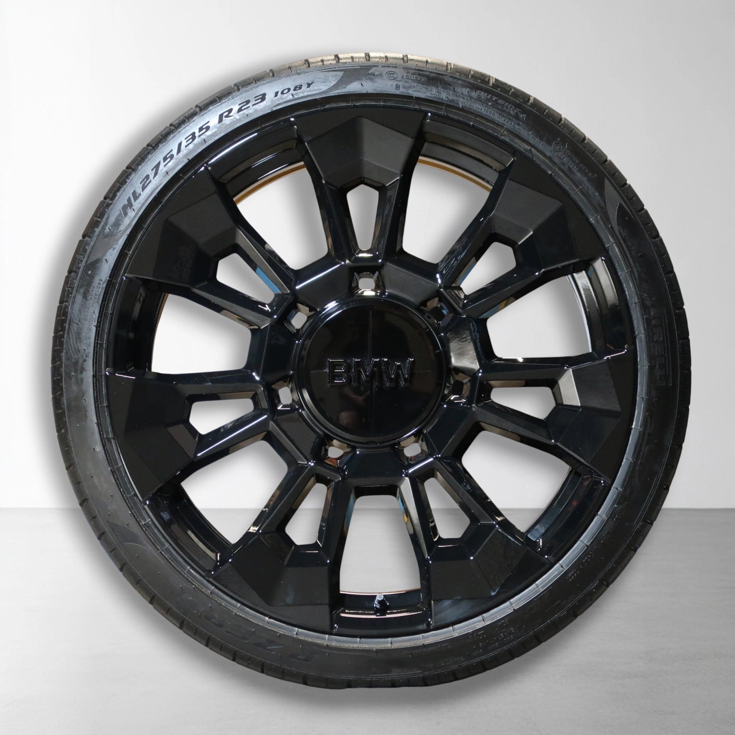 BMW-velg met zwarte spaken en band, close-up van het midden