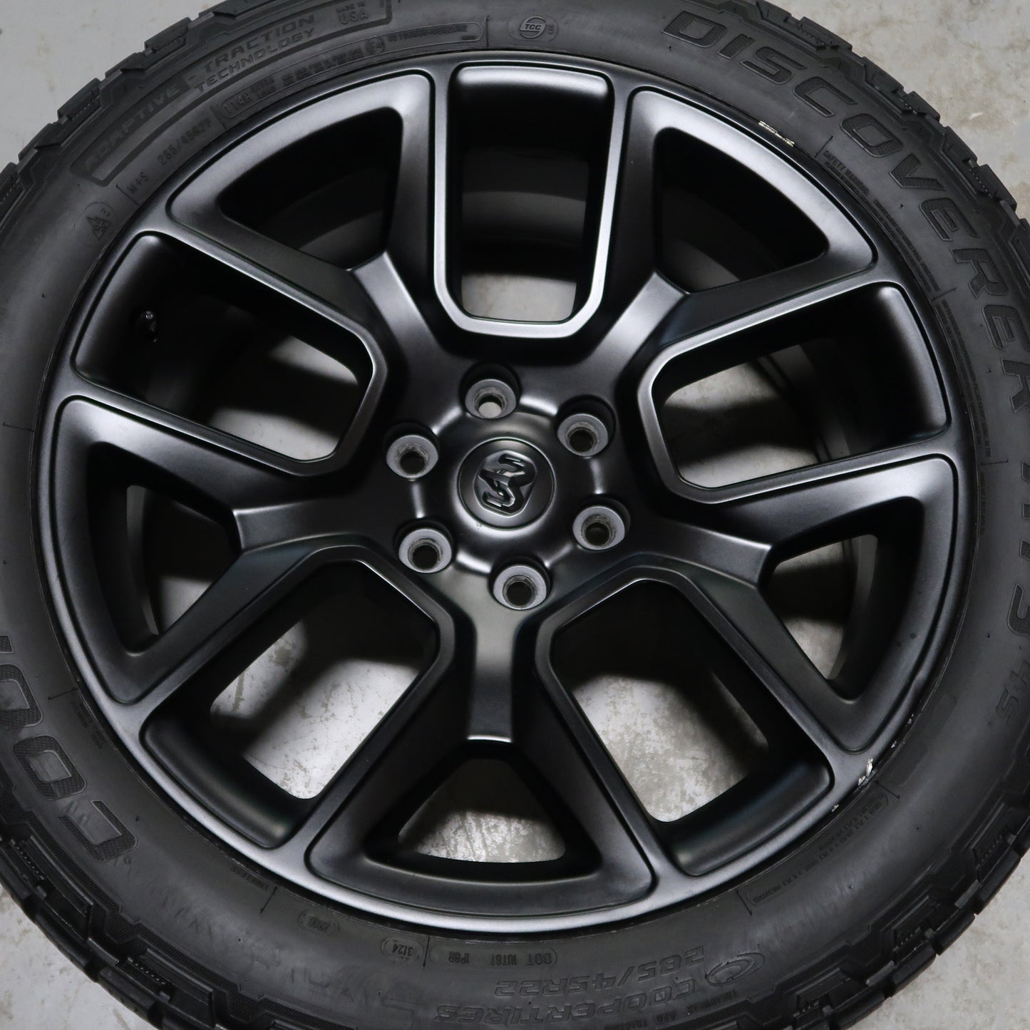 Dodge RAM 1500 22 inch originele velgen 5YD61TRMAB | All Season banden