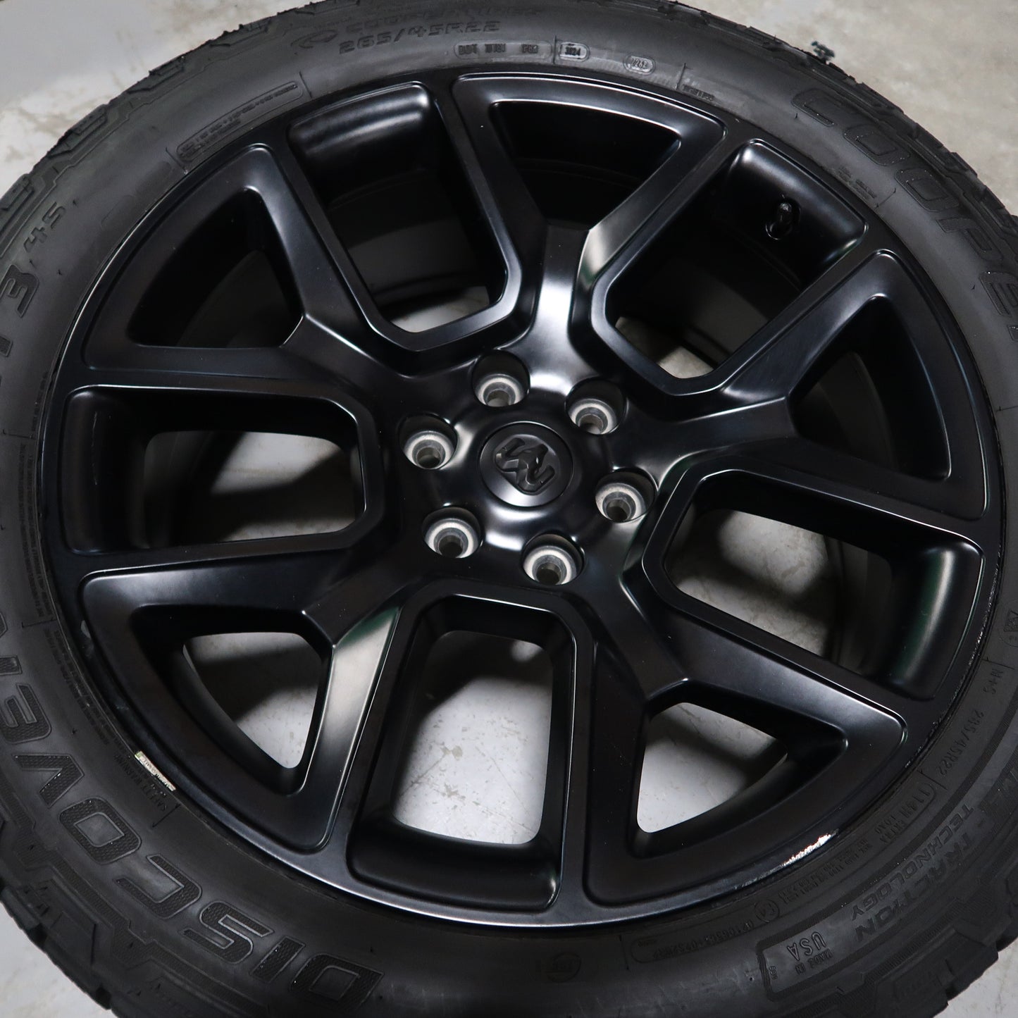 Dodge RAM 1500 22 inch originele velgen 5YD61TRMAB | All Season banden