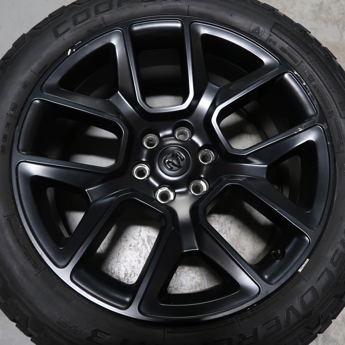Dodge RAM 1500 22 inch originele velgen 5YD61TRMAB | All Season banden