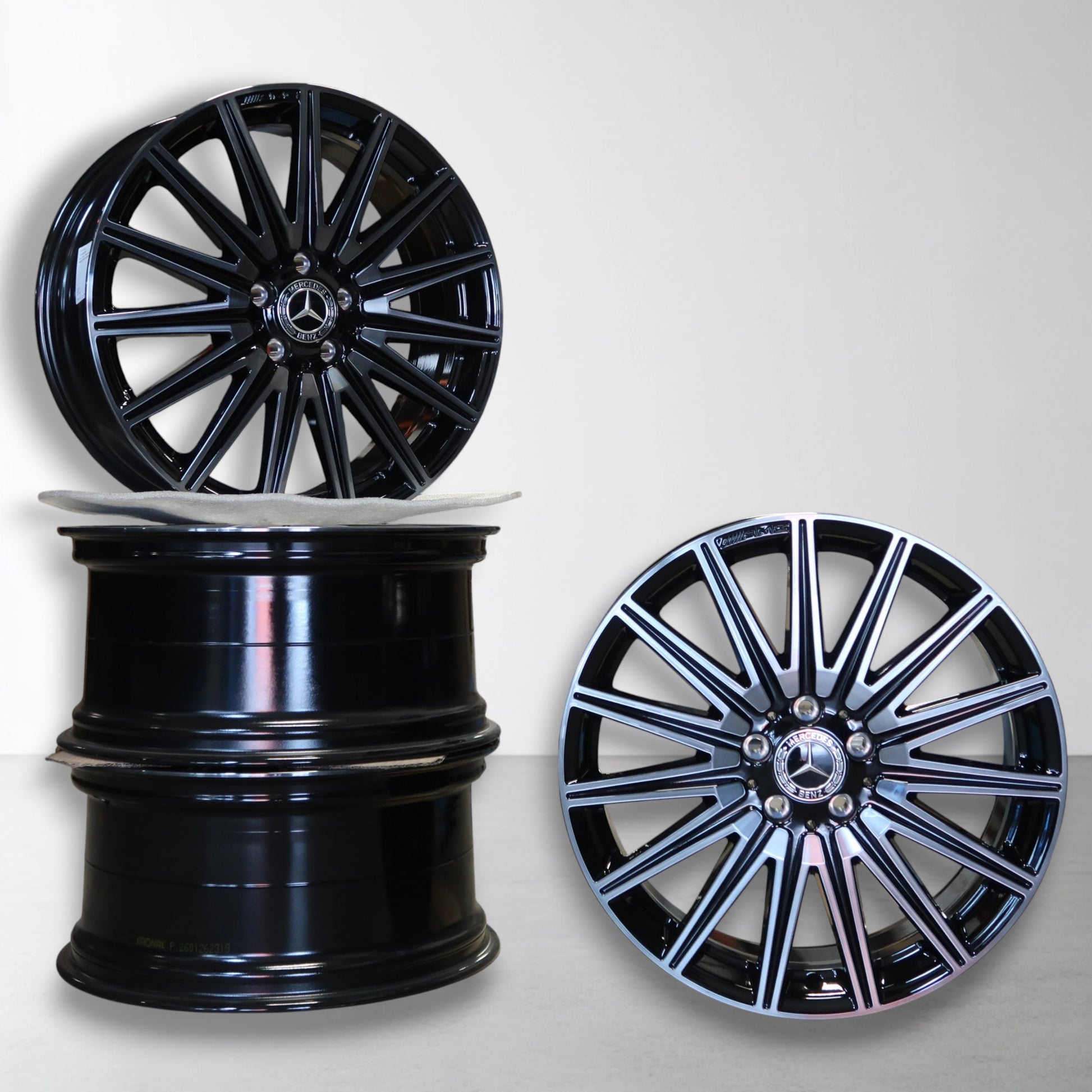 Mercedes AMG multispaaks velg 19 inch, zwart met zilveren accenten en Mercedes logo in naaf