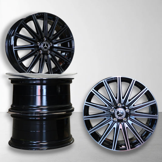 Mercedes AMG multispaaks velg 19 inch, zwart met zilveren accenten en Mercedes logo in naaf