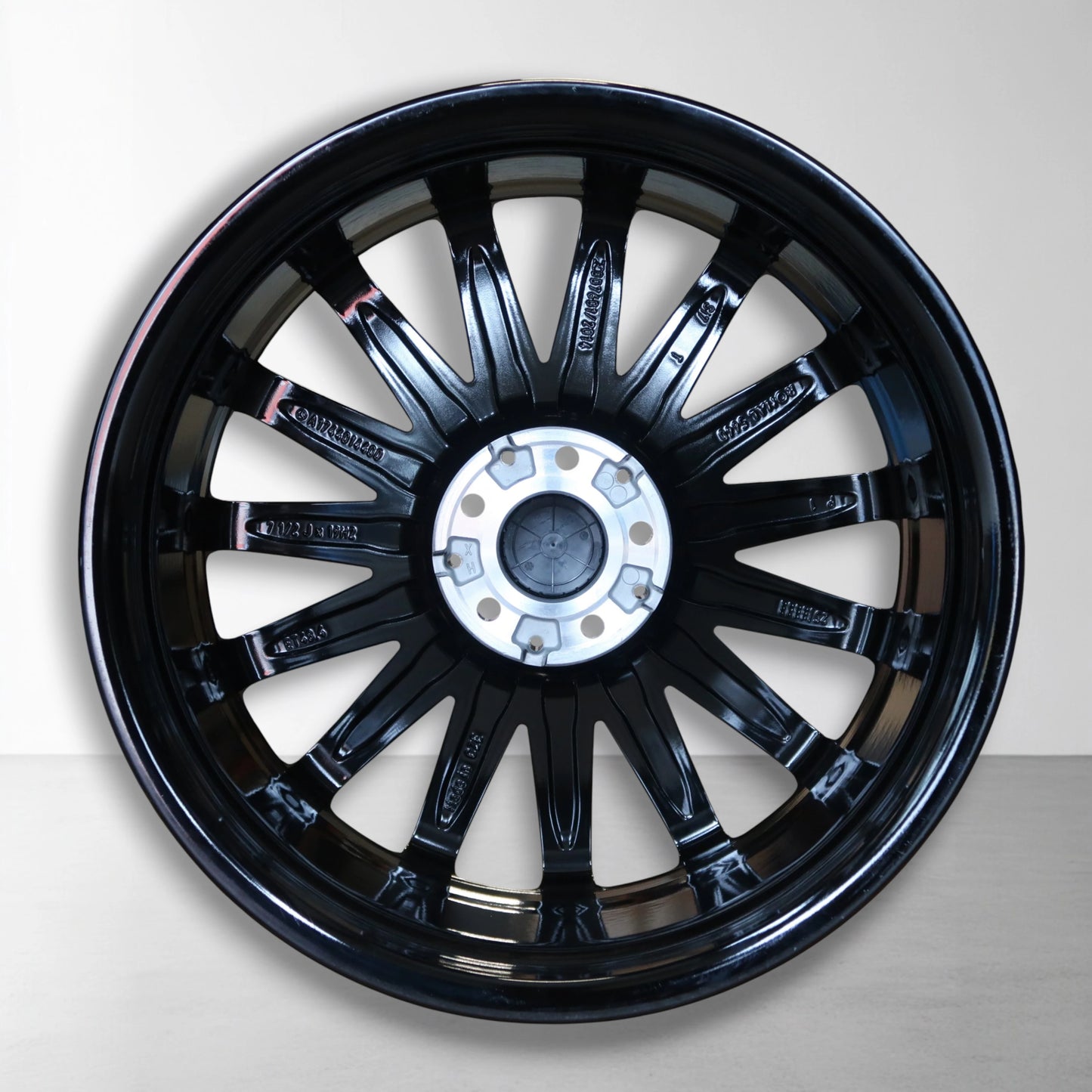 AMG multispaaks velg 19 inch met zwarte velgrand en zilverkleurige spaken, ronde naaf zichtbaar