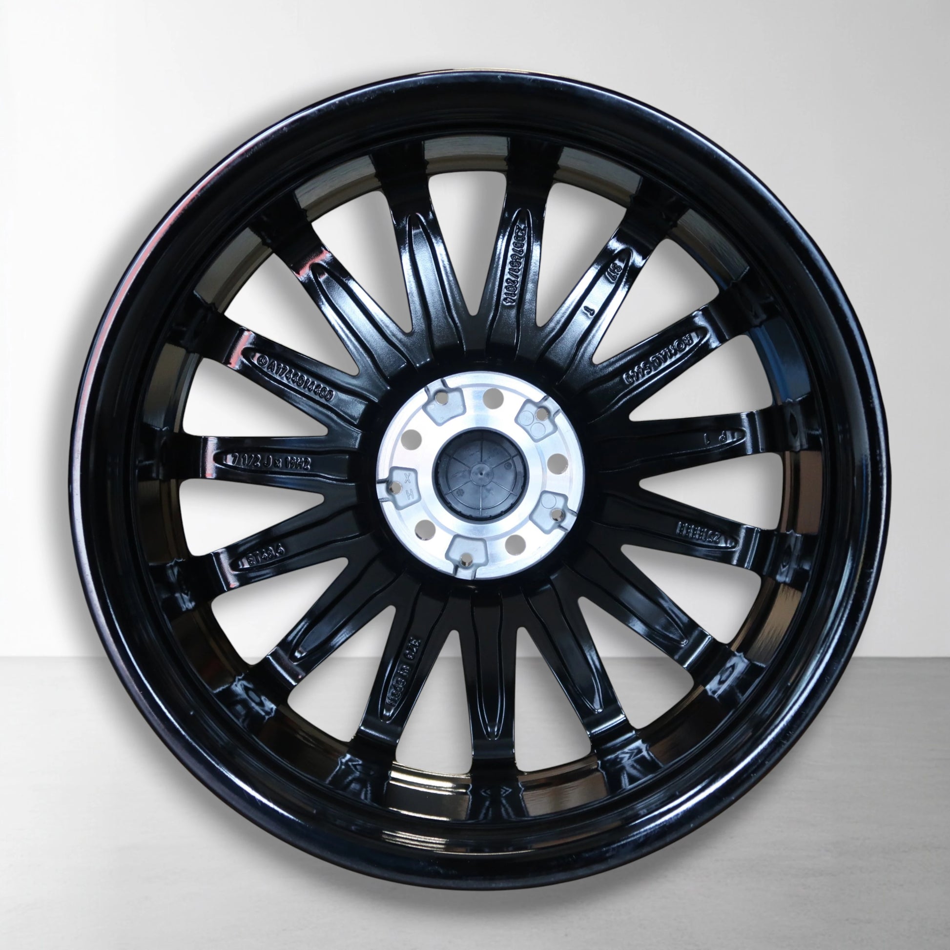 AMG multispaaks velg 19 inch met zwarte velgrand en zilverkleurige spaken, ronde naaf zichtbaar