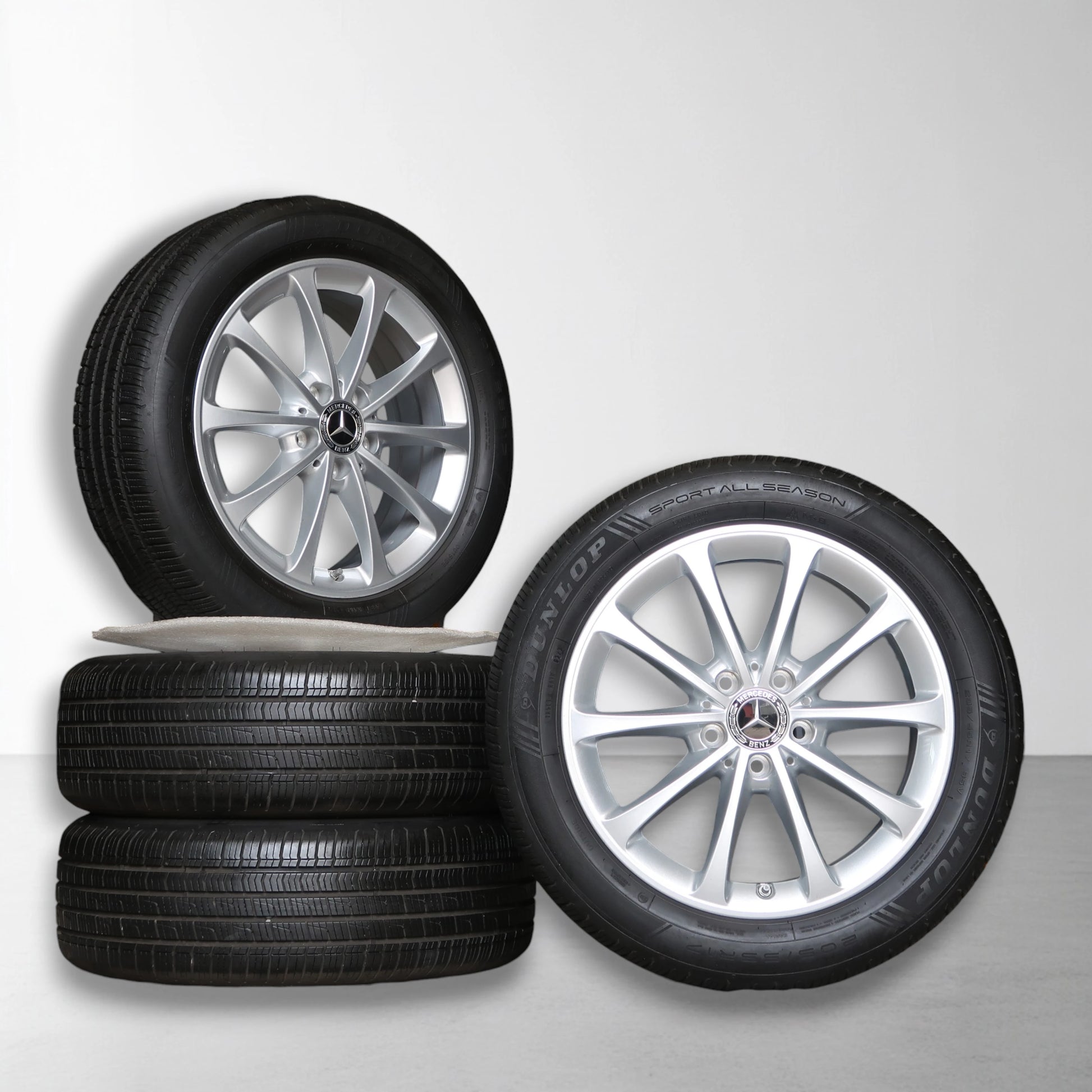Set all-season banden: twee velgen met banden en twee losse autobanden