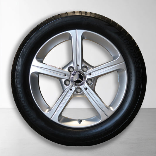 Zilveren 17 inch velg met winterband en Mercedes-middenlogo, vijf spaaks