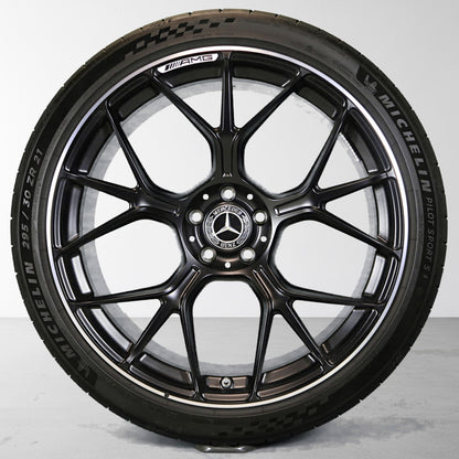 Zwarte lichtmetalen velg met zomerband en Mercedes-embleem, close-up voorzijde
