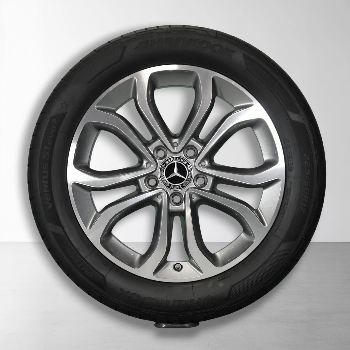 Lichtmetalen velg met Mercedes-logo en zomerband, close-up