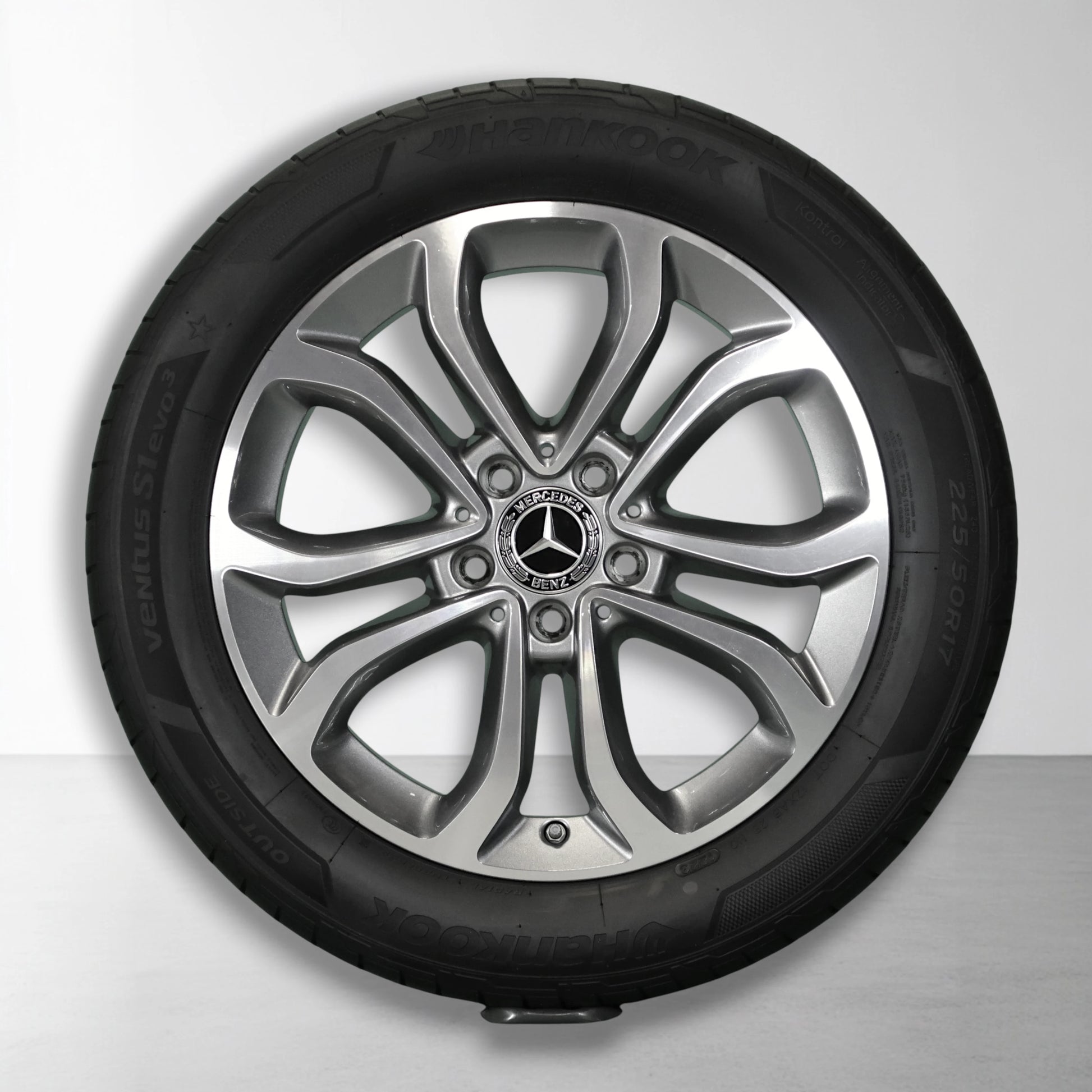 Lichtmetalen velg met Mercedes-logo en zomerband, close-up