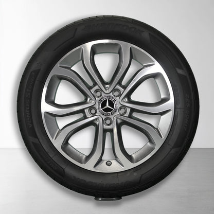 Lichtmetalen velg met Mercedes-logo en zomerband, close-up