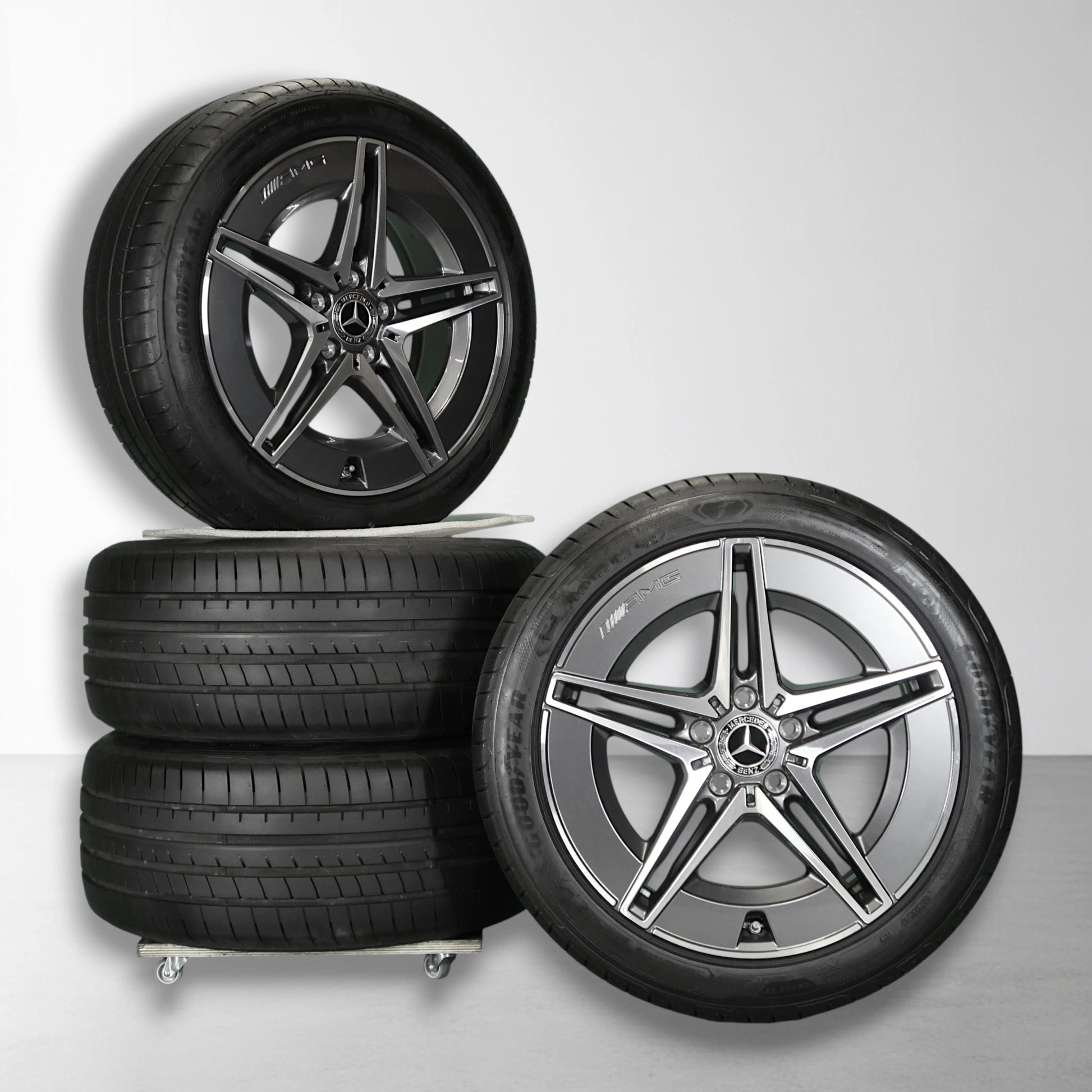 Mercedes lichtmetalen velgen met zomerbanden, twee wielen met zilveren spaken
