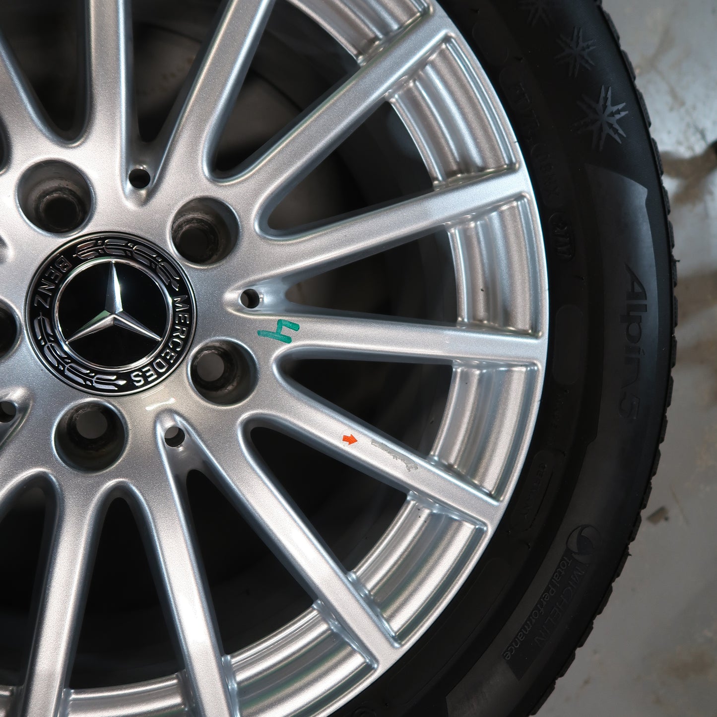 Mercedes velg close-up met zilveren spaken en naafdop met sterlogo