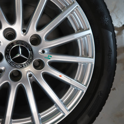 Mercedes velg close-up met zilveren spaken en naafdop met sterlogo