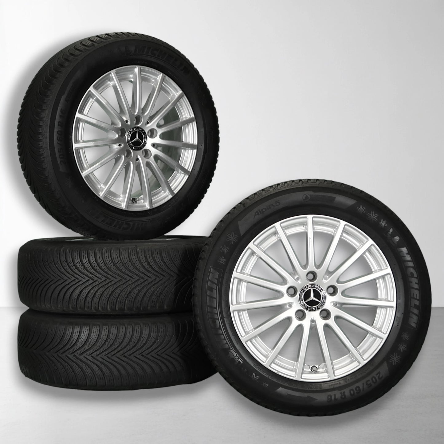 Vierwielset met twee zilveren Mercedes velgen en zwarte winterbanden