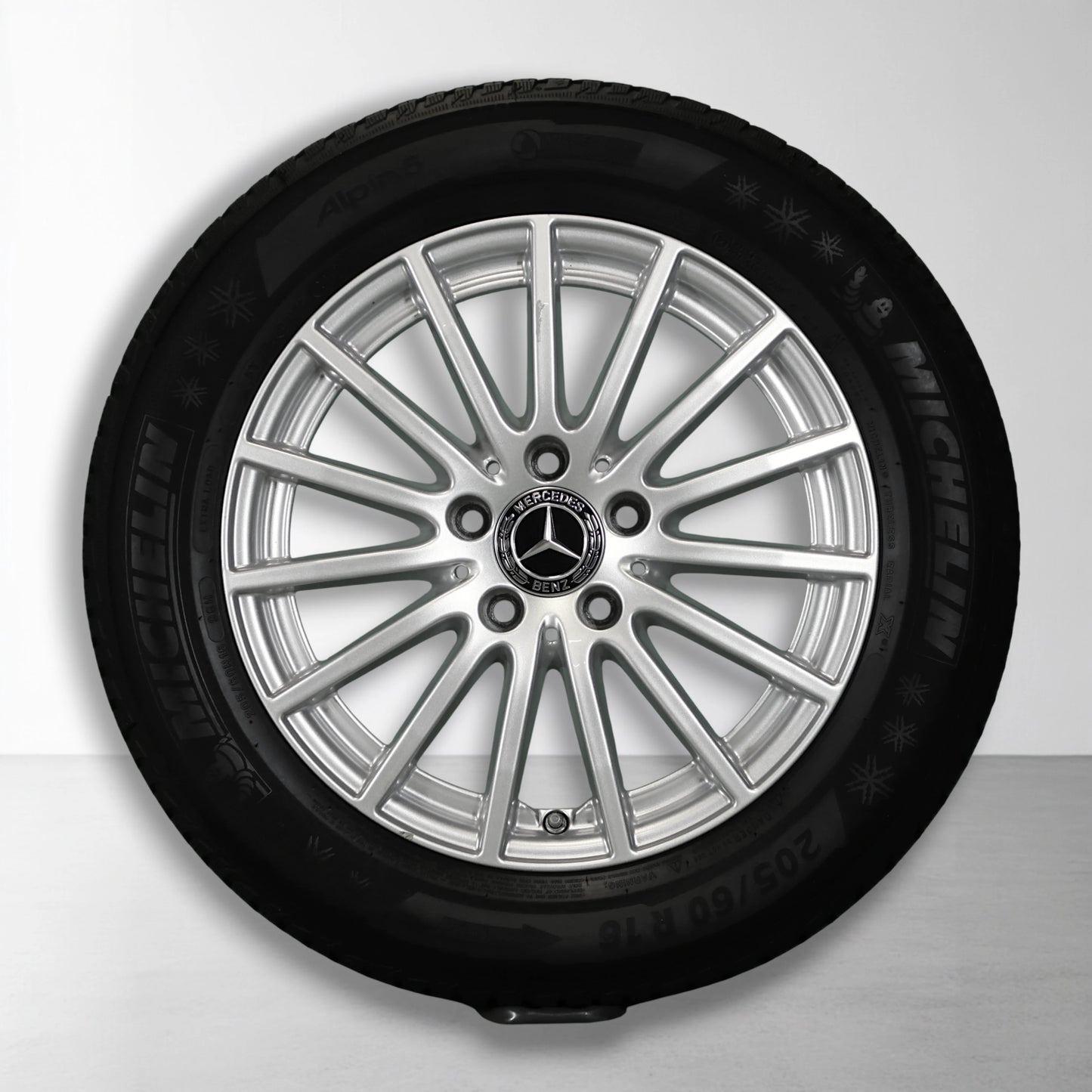 Mercedes velg met zilveren multi-spaaks design en zwarte winterband