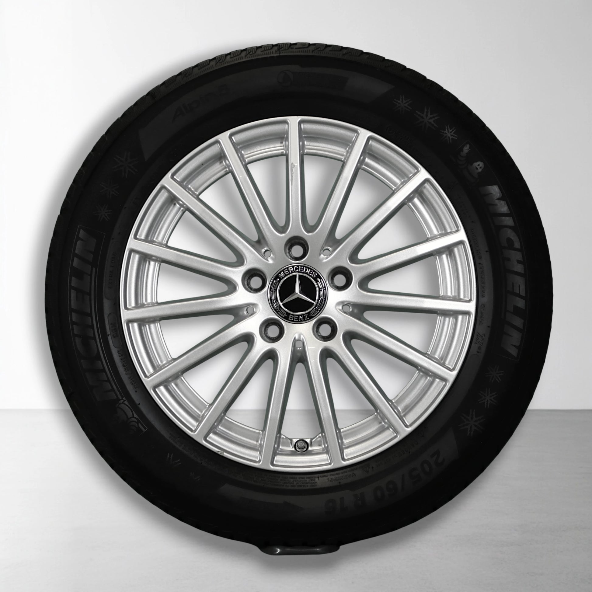 Mercedes velg met zilveren multi-spaaks design en zwarte winterband