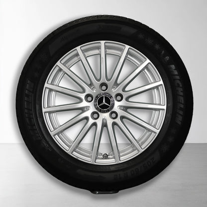 Mercedes velg met zilveren multi-spaaks design en zwarte winterband