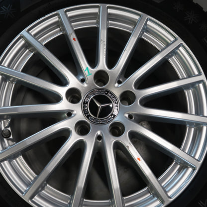 Mercedes velg close-up met spaken, naafdop en zwarte bandflank