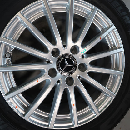 Mercedes velg close-up met zilveren spaken en naafdop-logo op band
