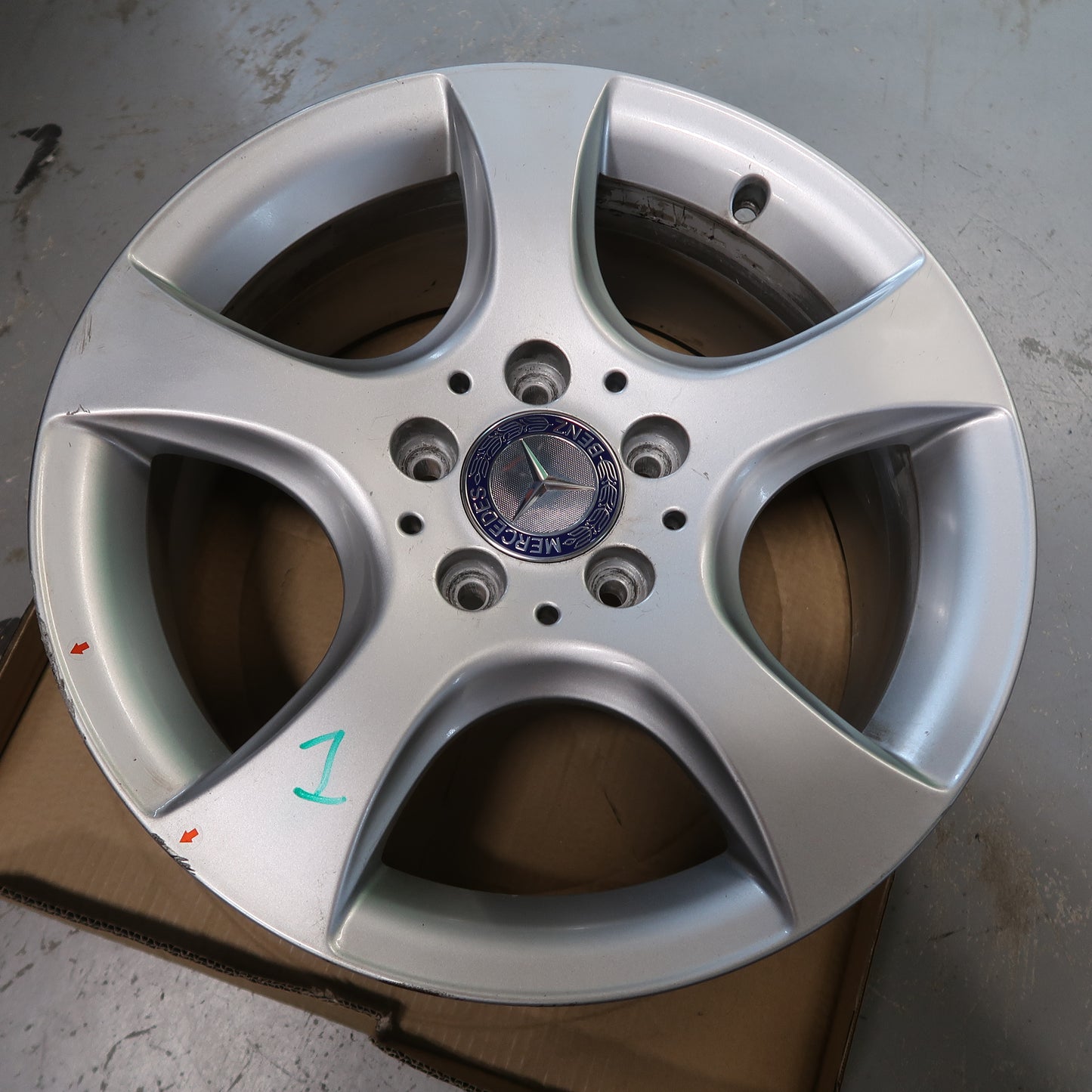 Mercedes-velg 16 inch lichtmetalen zilvergrijs, vijf-spaaks ontwerp met ster-logo