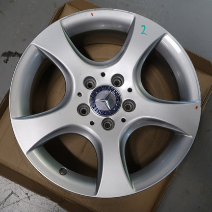 Mercedes-velg 16 inch zilvergrijs met vijf dubbele spaken en Mercedes-logo in midden