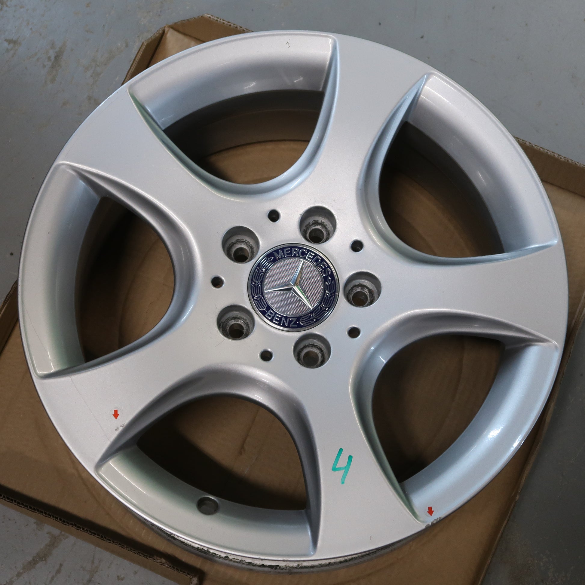 Mercedes-velg 16 inch zilvergrijs met gebogen spaken en Mercedes ster in naaf