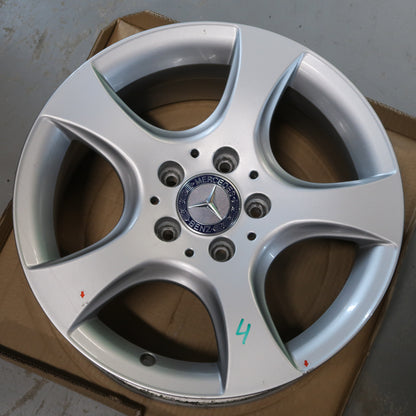 Mercedes-velg 16 inch zilvergrijs met gebogen spaken en Mercedes ster in naaf