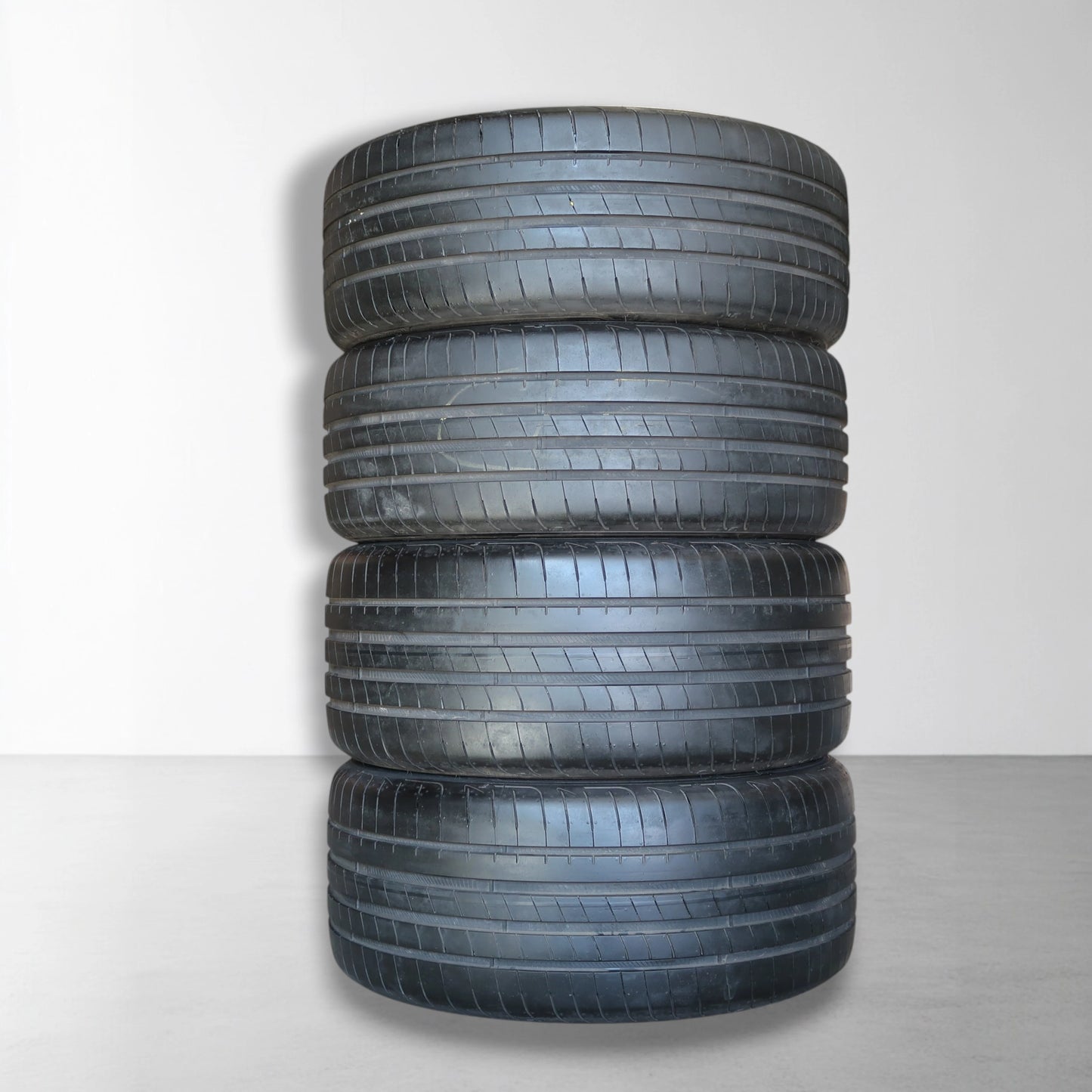 Stapels zwarte zomerbanden op velgen, 19 inch