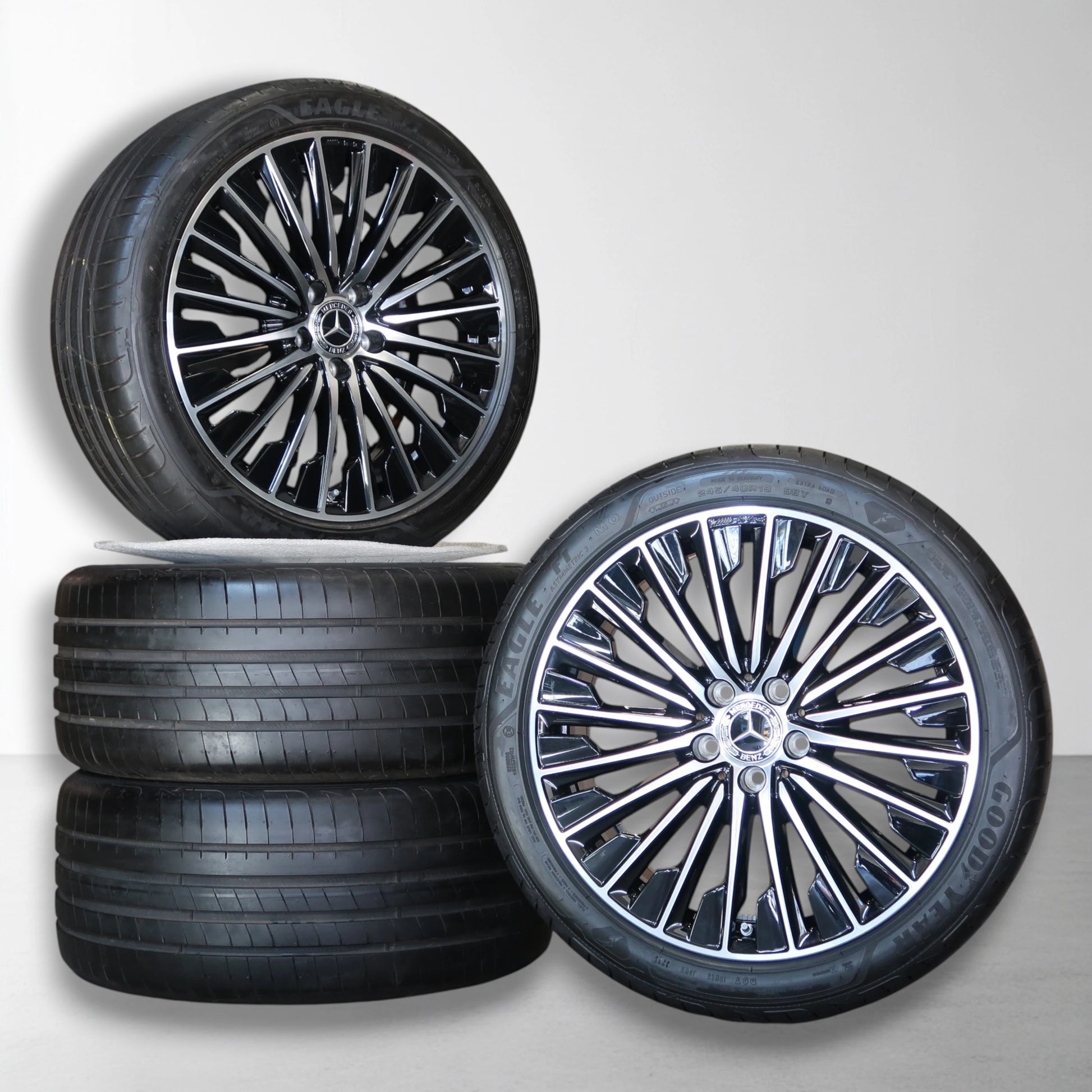 Set van twee wielen met glanzende AMG multispaaks velgen en zwarte zomerbanden