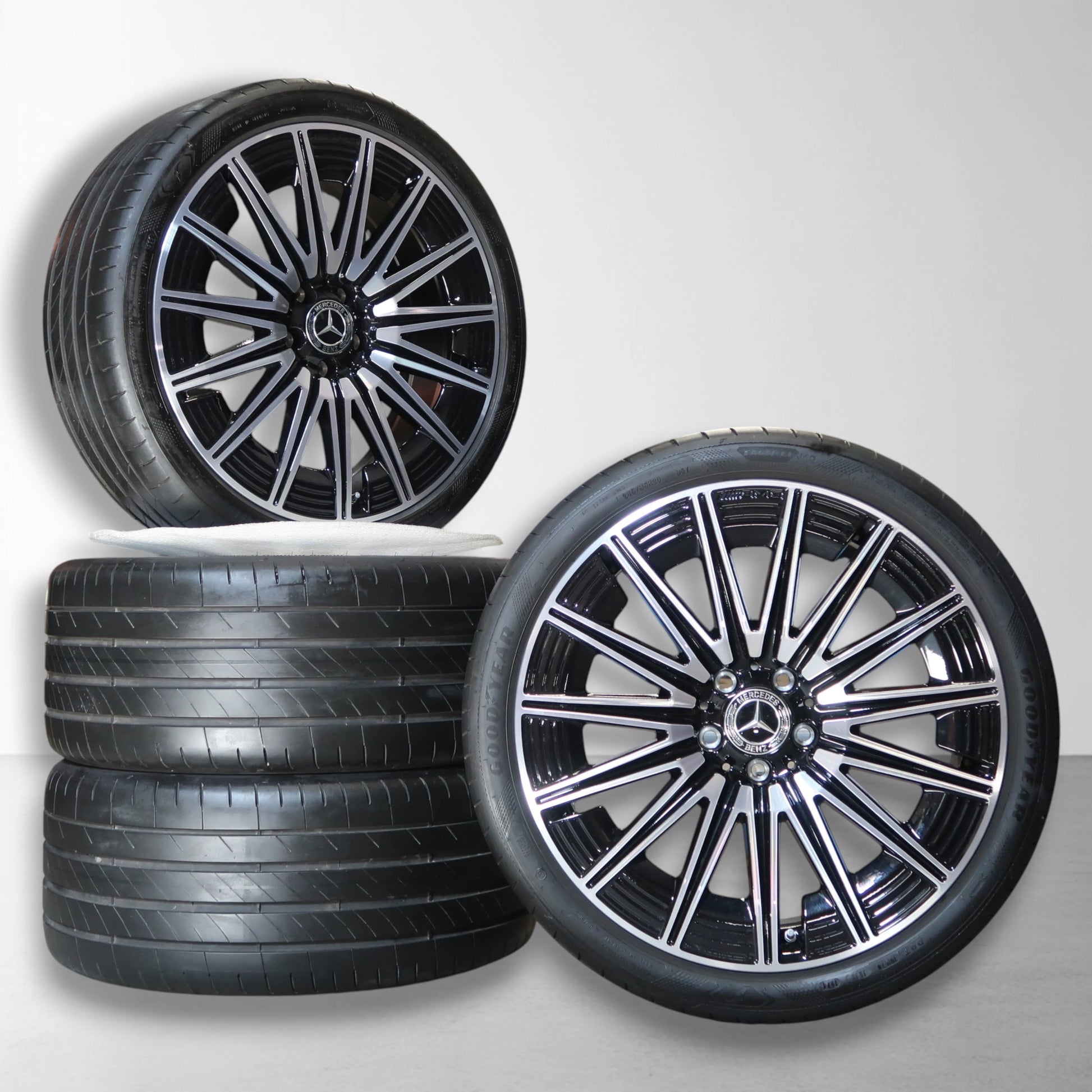 Set 20 inch velgen met zwarte multispaaks design en zomerbanden