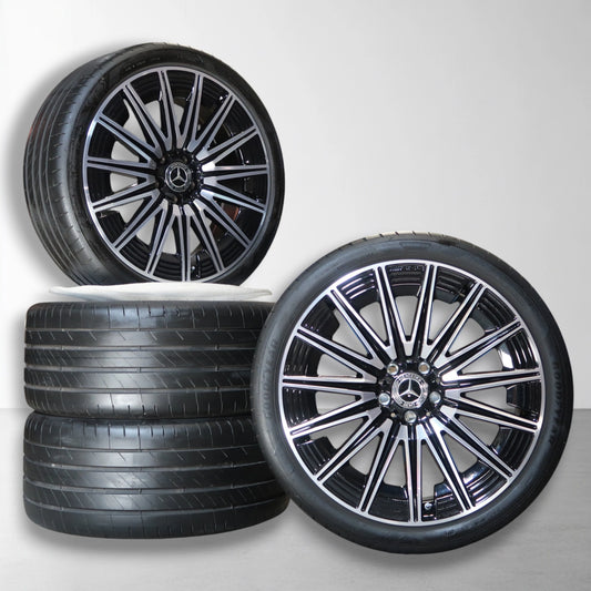 Set 20 inch velgen met zwarte multispaaks design en zomerbanden