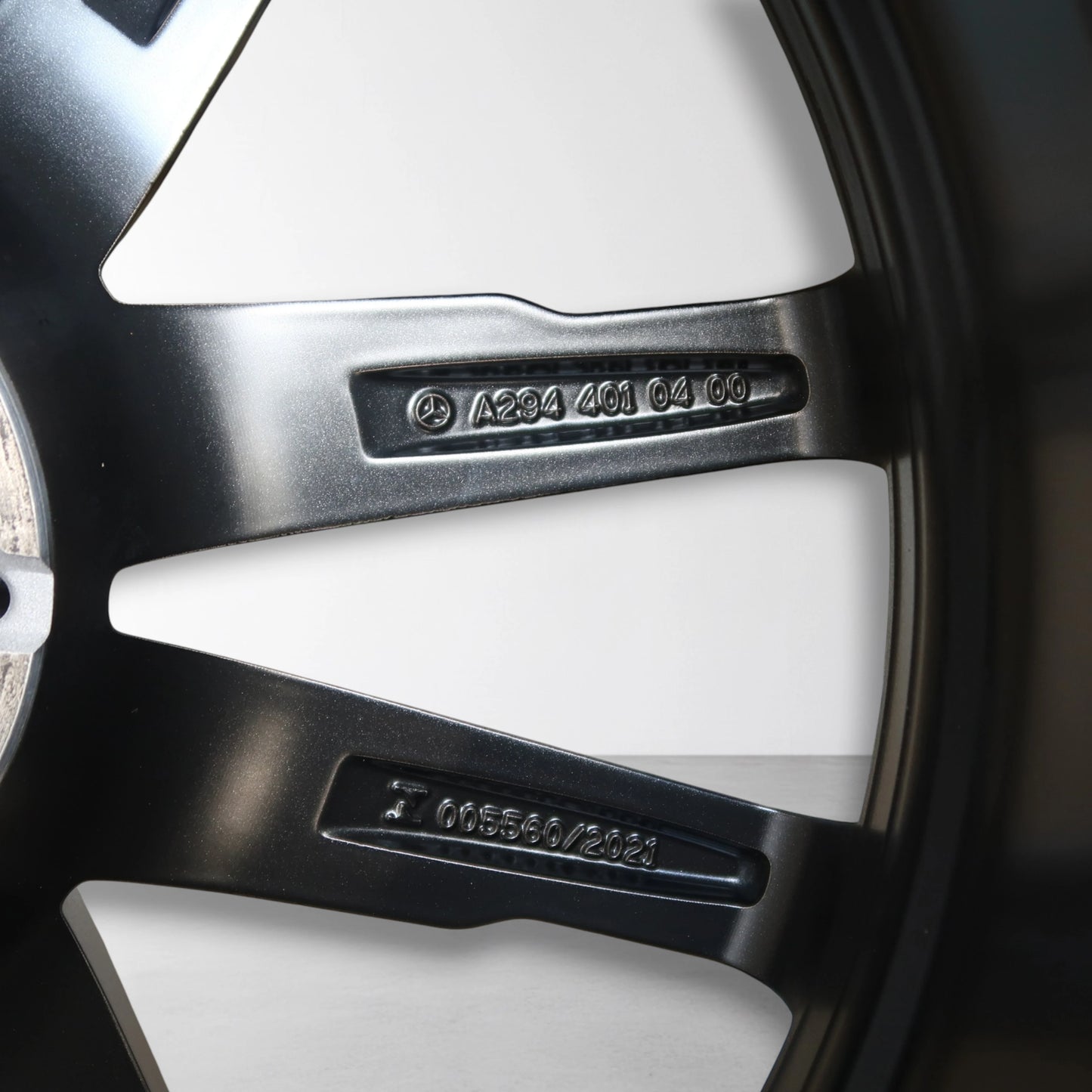 Velgdetail met gegraveerde code A2944010400 en ventilatieopening.