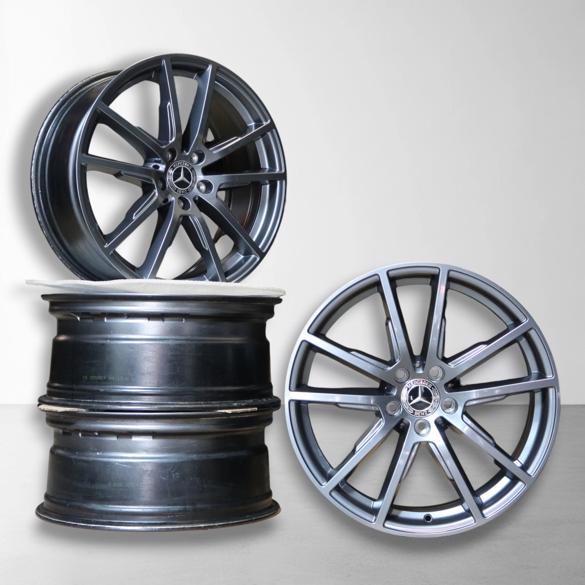 19 inch Mercedes velgset, zwart-zilver met spaakdesign en Mercedes-logo.