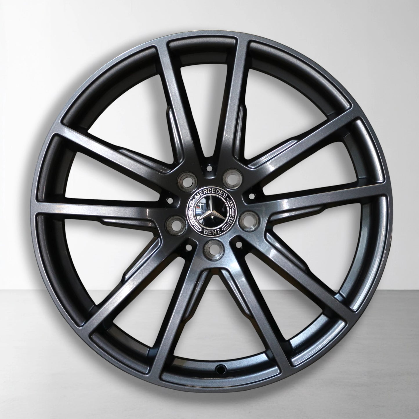 Mercedes-Benz 19 inch velg, matzwart met zilveren spaken en naaflogo.