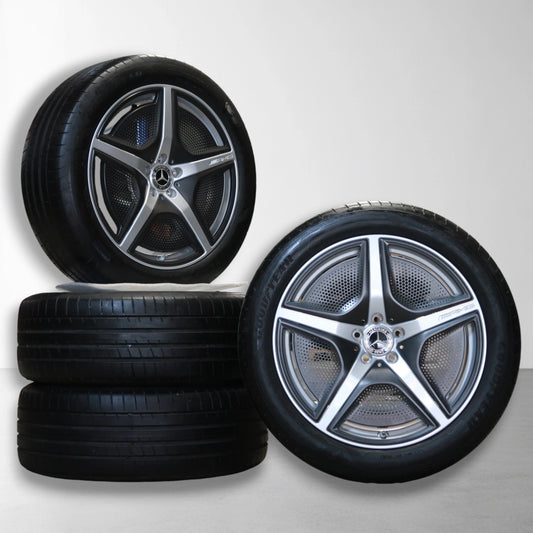 Twee zilverkleurige velgen met banden, sterspaakdesign en Mercedes-logo
