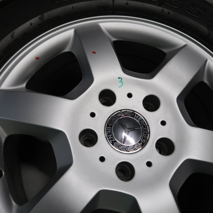 Close-up van zilverkleurige velg met Mercedes-naafdop en zwarte bandprofilering