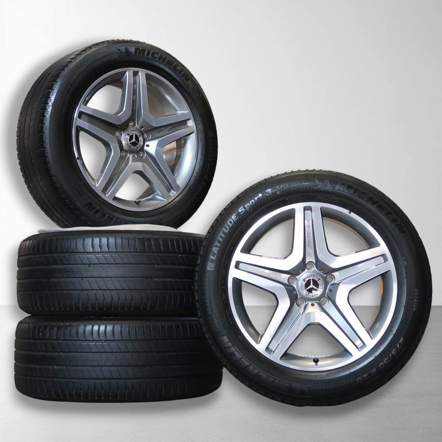 Set velgen met zwarte banden; vijf-spaaks Mercedes-ontwerp met logo in naaf