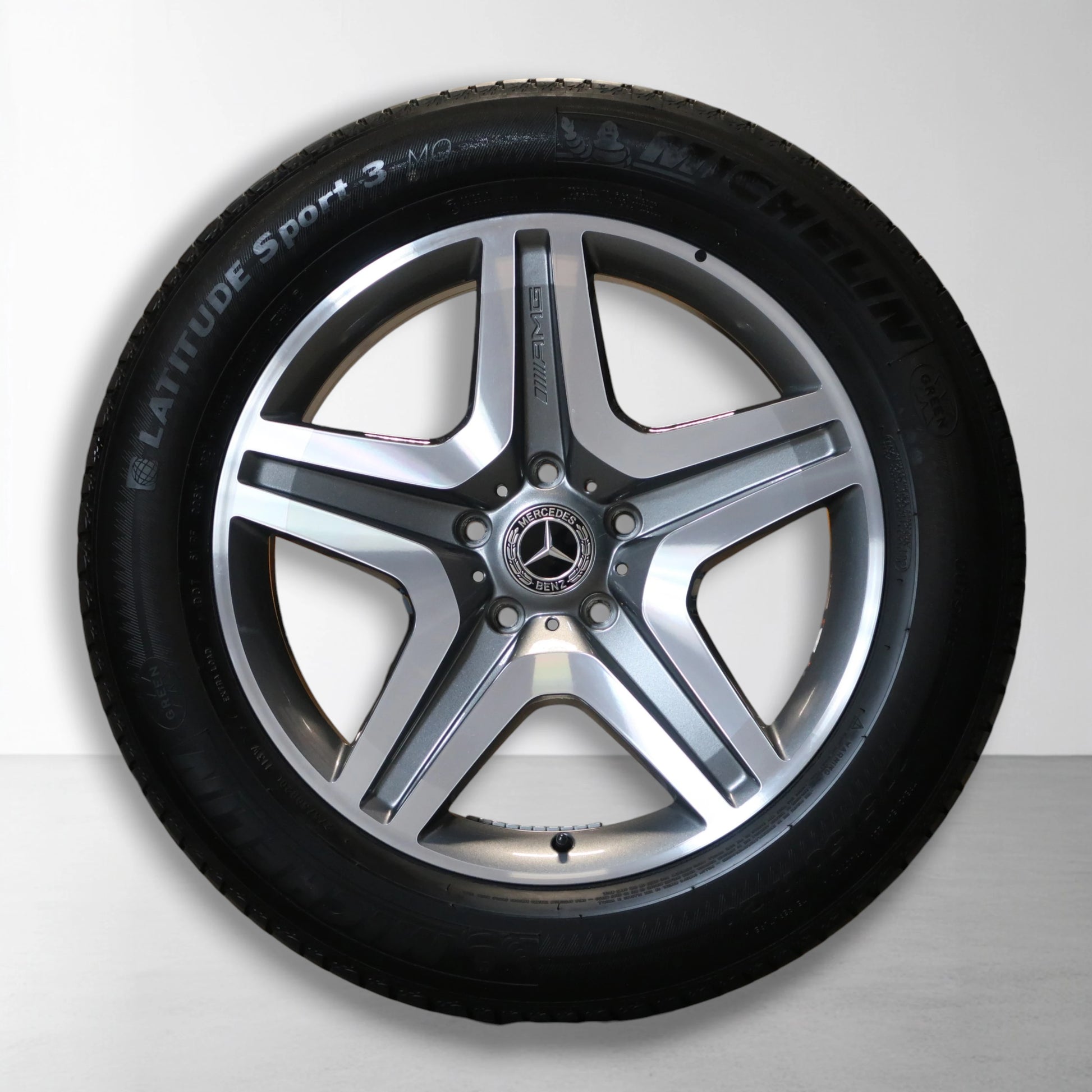 Lichtmetalen velg met zwarte band en Mercedes-logo in de naaf, 20 inch