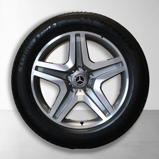 Lichtmetalen velg met zwarte band en Mercedes-logo in de naaf, 20 inch