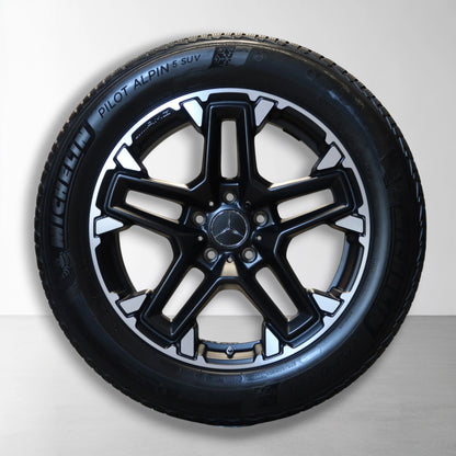 20 inch velg met winterband, zwart-witte spaakvelg en centraal logo