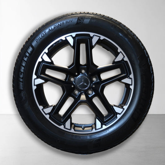 20 inch velg met winterband, zwart-witte spaakvelg en centraal logo