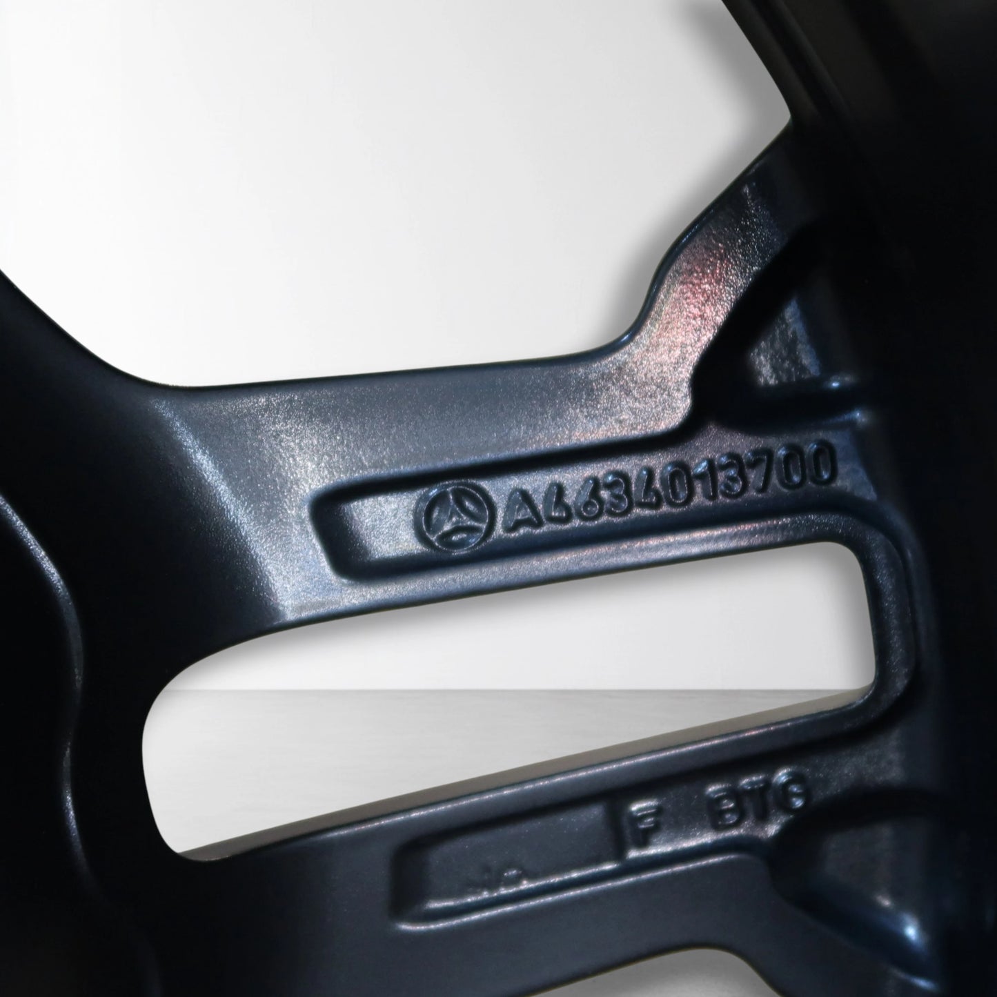 Velgdetail met serienummer A4634013700 op zwarte metalen band